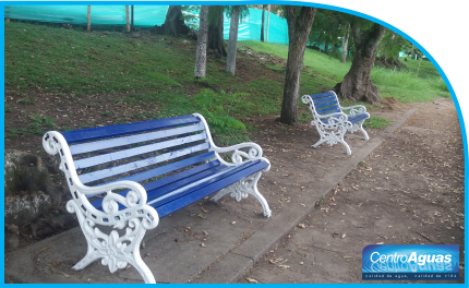 sillas en el Lago Chilicote pintadas y restauradas Fotografía de dos sillas en el Lago Chilicote pintadas y restauradas