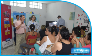 fotografía de funcionarios de CENTROAGUAS realizando charla a usuarios de la cárcel de Tuluá