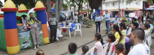 Fotografía en plano general que muestra a personal de la empresa reunida con los usuarios del barrio Popular, se ve presentación de Títeres
