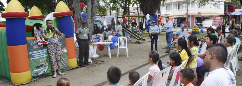 personal de la empresa reunida con los usuarios del barrio Popular, se ve presentación de Títeres Fotografía en plano general que muestra a personal de la empresa reunida con los usuarios del barrio Popular, se ve presentación de Títeres