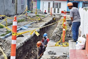 Fotografía de personal de la empresa realizando labor de excavación en una obra