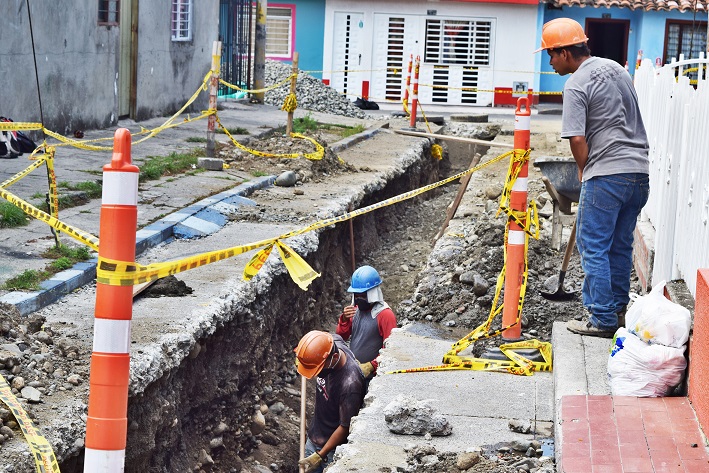 Fotografía de personal de la empresa realizando labor de excavación en una obra