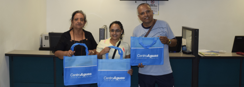 usuarios en la sala de atención al cliente con detalles por la celebración del día del usuario Fotografía de 3 usuarios en la sala de atención al cliente con detalles por la celebración del día del usuario