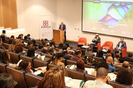 Imagen del auditorio donde estaban dando la capacitación, la sala se encuentra llena de asistentes