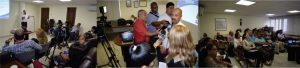 tres fotografías de la rueda de prensa con periodistas en la sala de juntas de la empresa