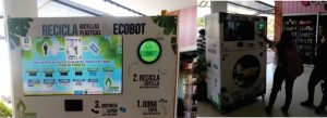 Dos fotografías del ecobot en el centro comercial