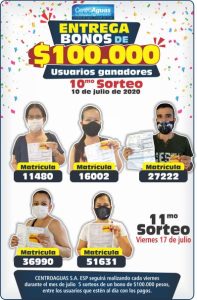 Imagen representativa de la entrega de los bonos de $100.000 a los ganadores del décimo sorteo